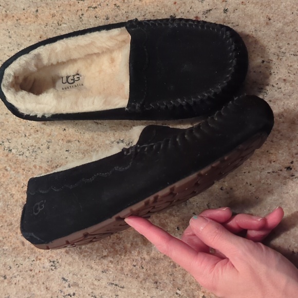 LIKE NEW UGG Scalloped Moc Slipper - Picture 3 of 11